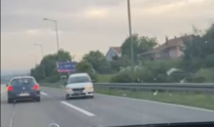 Vozači, oprez! Između Trna i Prijedorske petlje auto okrenuto, prisutna i policija VIDEO