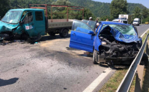 Teška nesreća obustavila saobraćaj! Sudar tri vozila, povrijeđeni hitno prevezeni u bolnicu