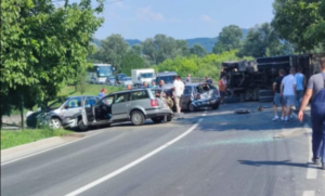 Teška nesreća! Kamion se prevrnuo nakon sudara s dva automobila, dvije osobe povrijeđene