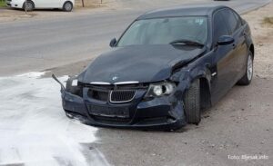 Nesreća u “gluvo doba noći”: Zabio se u vozila parkirana ispred auto salona