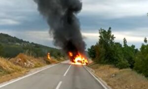 Auto potpuno izgorio nakon nesreće: Djevojka se uspjela izvući iz vozila VIDEO