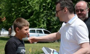 “Još uvijek se plašim”: Petković posjetio trinaestogodišnjaka kojeg su pretukli Albanci