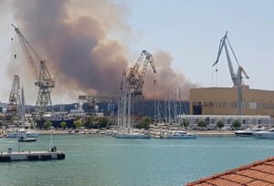 Vatra i dalje odolijeva: Vatrogasci se bore sa požarom, u pomoć stigao helikopter VIDEO