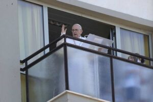 Papin pozdrav sa balkona bolnice: Pojavio se prvi put poslije operacije
