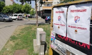 “Branimo istinu, ne damo Srpsku!”: Bijeljina oblijepljena plakatima