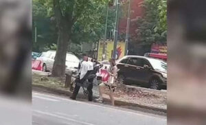 Neki mali gestovi nas čine tako velikima… Policajac pomogao majci sa bebom u kolicima