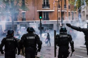 Policija suzavcem protiv demonstranata u Parizu