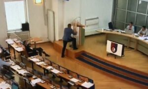 Poslanik donio metle i lopate na sjednicu Skupštine KS: Počnite raditi, ne samo da pričate VIDEO