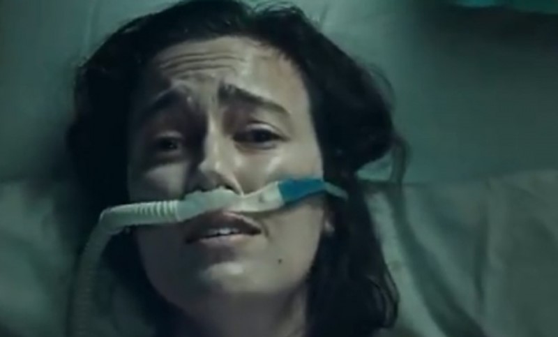Žena se bori za život na respiratoru! Reklama za vakcine uznemirila ovaj dio svijeta