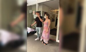 Nikolija izašla iz porodilišta: Pjevačica u pratnji supruga napustila Narodni front