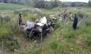 Teška nesreća na auto-putu: Stradao ljekar, njegova supruga i troje djece povrijeđeni