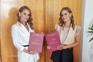 Nezabilježeno u Srpskoj: Bliznakinje diplomirale istog dana na istom fakultetu