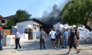 Izgorjelo skladište, vatrogasci spriječili da se vatra proširi: Šteta više stotina hiljada maraka