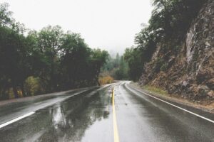 Stanje na putevima u BiH: Vozači oprez, otežan saobraćaj zbog klizišta i izliva vode na kolovoz