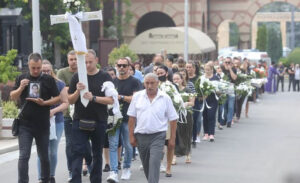 Bijelo cvijeće za malog Stefana, otac do groba odnio loptu: Potresne scene na sahrani dječaka (9)