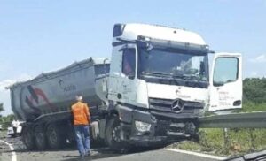 Nesreća obustavila saobraćaj! Težak sudar šlepera i auta, jedna osoba smrtno stradala