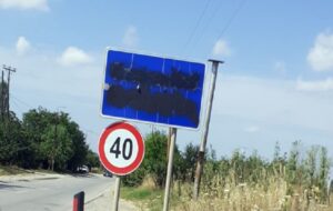 Vandalski čin: Prefarbali natpis Gračanica na putu Priština – Gnjilane
