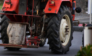 Bolan pad sa traktorske prikolice: Muškarac teško povrijeđen u nesreći