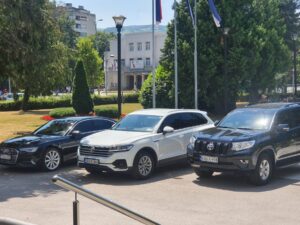 Bijela limuzina pred parlamentom Srpske: Vozi premijera Viškovića kao komandanta Republičkog štaba