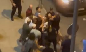 Opšta makljaža ispred kafića: Gazda lokala i gosti se tukli sa komunalcima i policijom VIDEO