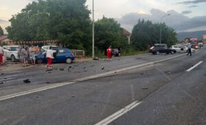 Teška saobraćajna nesreća u Banjaluci, vatrogaci režu vozila da izvuku putnike VIDEO / FOTO