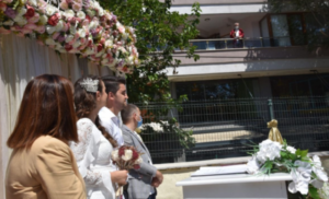 Obećanje je obećanje – mora da se održi: Načelnik u izolaciji sa balkona vjenčao mladi par
