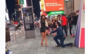Hladan tuš! Zaprosio djevojku nasred ulice, ovakvu reakciju sigurno nije očekivao VIDEO