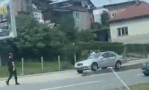 Nesvakidašnja vožnja u Banjaluci: Zbog nepažnje upao u nezgodnu situaciju VIDEO