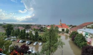 Snažno nevrijeme u većem dijelu Srbije: Voda ometa saobraćaj, pijavica u Bačkoj Topoli