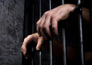 Odlaze iza rešetaka: Pritvor dvojici uhapšenih zbog krađe cigareta