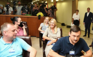 Iz drugačije perspektive! Predsjednica Srpske tokom izjava političkih lidera sjela sa novinarima
