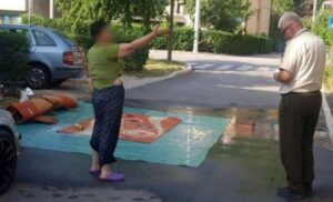 Desilo se u BiH… Komunalci kaznili domaćicu koja je prala tepih na ulici