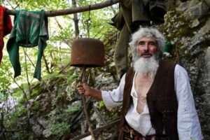 “Korona lako može iz grada da dođe u selo”: Pećinski čovjek zbog vakcinacije svjetska senzacija
