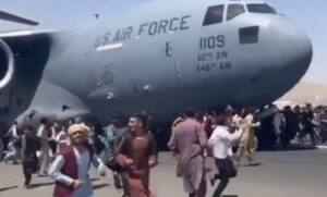Haos na aerodromu u Kabulu: Obustavljeni svi evakuacioni letovi, sklanjaju ljude s piste VIDEO