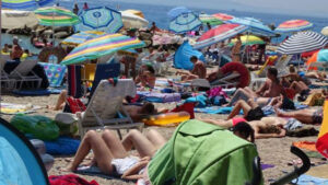 Neobična scena: Na plaži kod Makarske postavili sto za ručak FOTO