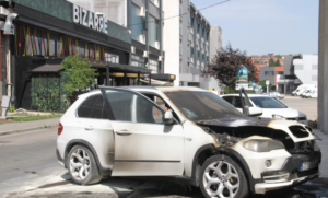 Izgorio džip u centru Banjaluke: Vatrogasci spriječili širenje požara VIDEO