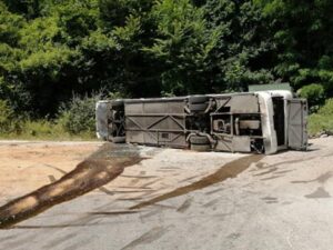 Vozač izgubio kontrolu: U prevrtanju autobusa 14 poginulih