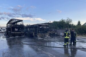 Izgorjela tri autobusa na voznom parku firme: Sumnja se da je požar podmetnut