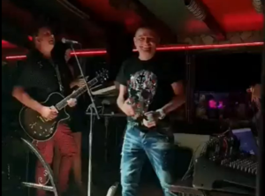 Niko kao Baja! Krajiški pjevač napravio ludilo na nastupu u banjalučkom naselju Dragočaj VIDEO