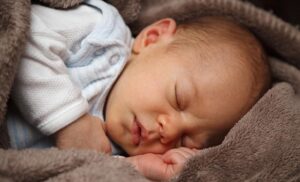 Korisni savjeti za roditelje: Koji su razlozi što se beba stalno budi?