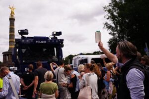 Sukobi demonstranata i policije: Građani izašli na ulice i rekli “ne” VIDEO