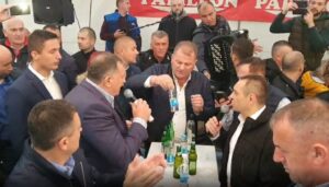 Dodik i Vulin zapjevali: Orilo se “Pjevaj Srbijo” na Manjači VIDEO