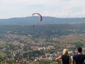 “Desant na Drvar”: Počinje veliko takmičenje u paraglajdingu