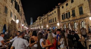 Dubrovnik rasprodat: Nema slobodnih kreveta, ljudi čekaju u redovima za restorane