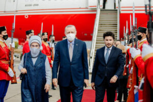 Dočekan uz najveće državne počasti: Erdogana na izlazu iz aviona dočekao Abazović