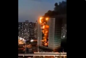 Stravični prizori požara iz Kine: Neboder nestaje u plamenu VIDEO