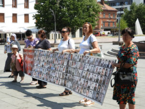 “Žene Srebrenice” na protestu u Tuzli: “Savčićev bijeg poniženje za žrtve”