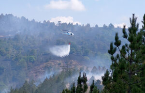 Proglašena vanredna situacija: Požar na Mokroj Gori gase i helikopteri FOTO