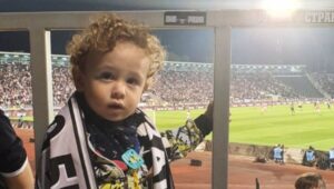 Sve zasluge za pobjedu idu malom Milošu: Najmlađi navijač bodrio Partizan do trijumfa