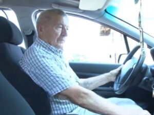 Najstariji vozač u Zvorniku: Iako uveliko gazi devetu deceniju, Nedeljko je i dalje aktivan (VIDEO)